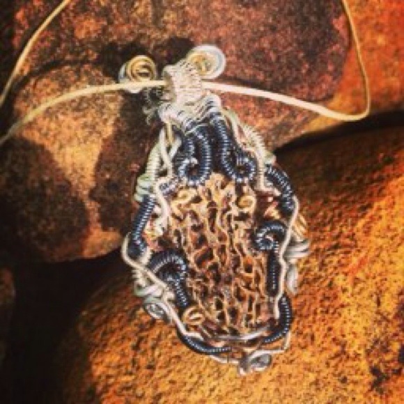 Morel pendant