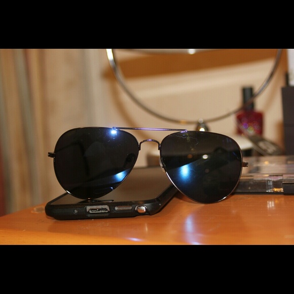 Blue mirrored aviatots sunglasses