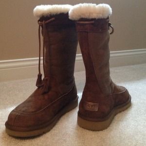 Authentic UGG Size 7 brown Suburb boots never worn