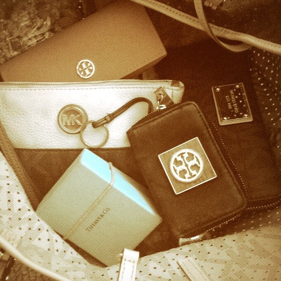 What's in my purse? Come check out my closet! 💋💋