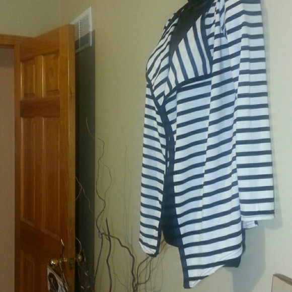 SOLD-Black and white striped cardigan - Picture 4 of 4