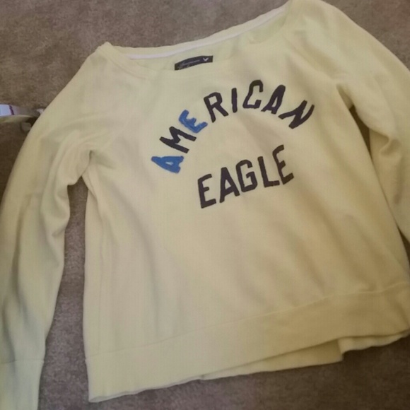 American Eagle no hood pullover sweatshirt.