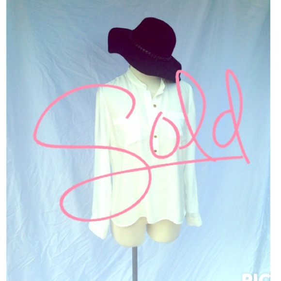 Sold 📣📣H&M white half button blouse