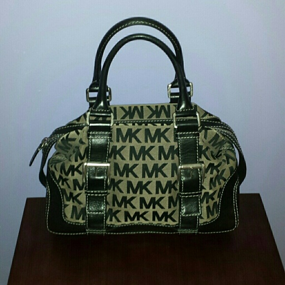 💯% New MK logo bag in black. 💯% Authentic.