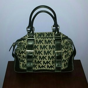 💯% New MK logo bag in black. 💯% Authentic.