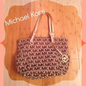 ✨Michael Kors purse✨