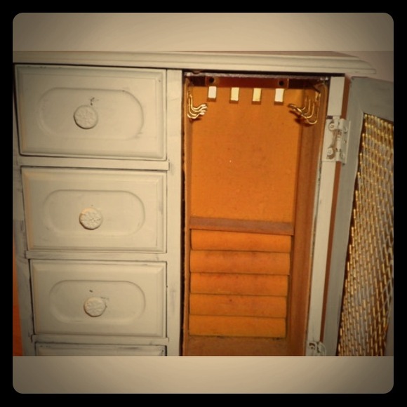 Sale!! Vintage Jewelry Music Box