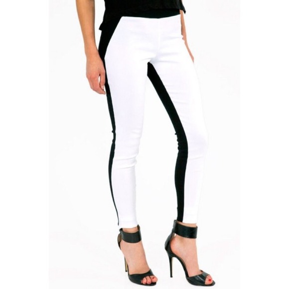 Front to Back B&W Leggings 😍‼️