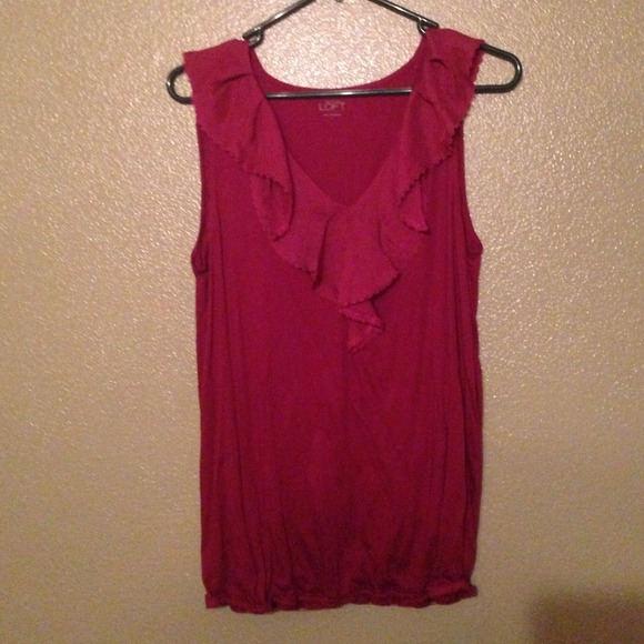 Sleeveless top with elastic band at waist