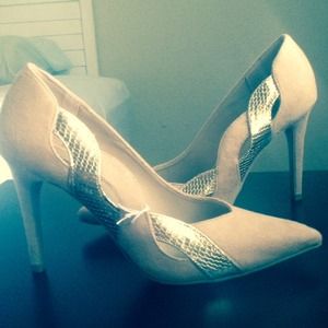 🌟SALE🌟Brand new nude and fold heels!!