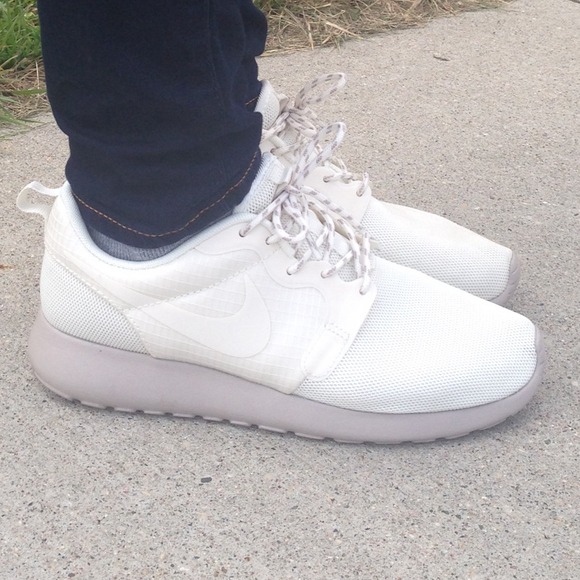 White Nike Roshe