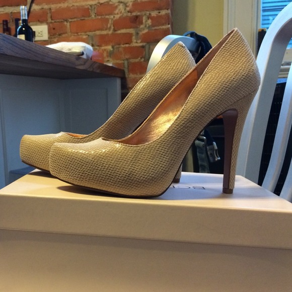 BCBGeneration Parade Pumps Sz8 - brand new