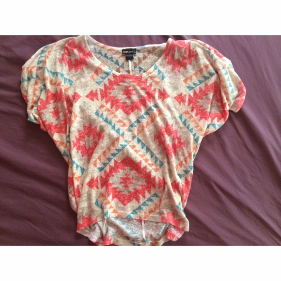 Tribal print shirt💘