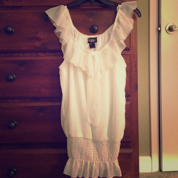 🎉White Ruffle Top NWOT🎉