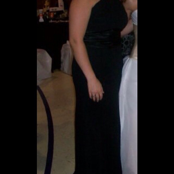 Formal dress - Picture 3 of 3