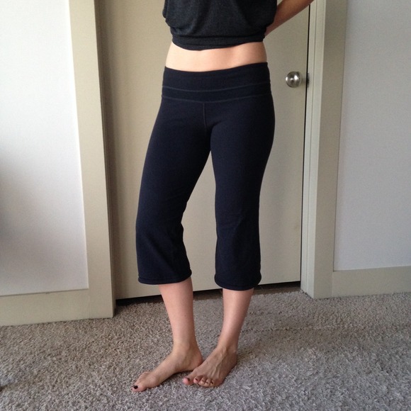 Black lululemon crop pant