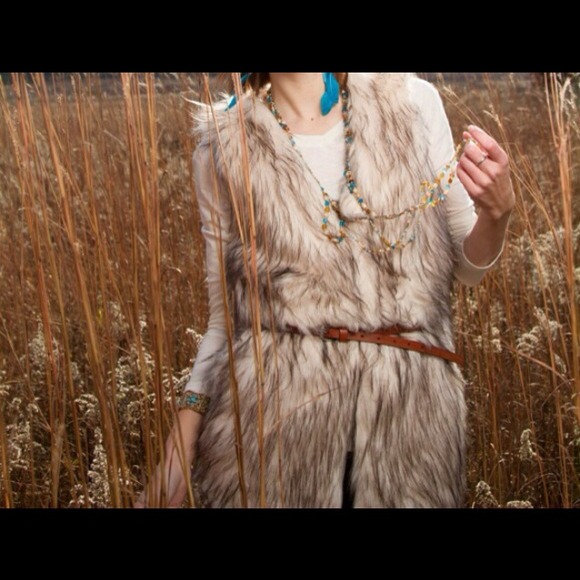 Tops - MEDIUM FAUX FUR VEST+ FREE BELT!!✅✅