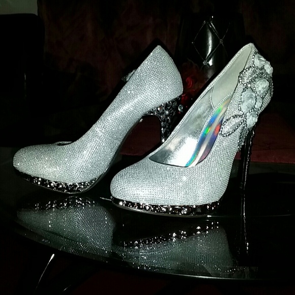 Beautiful formal silver heels. - Picture 3 of 3