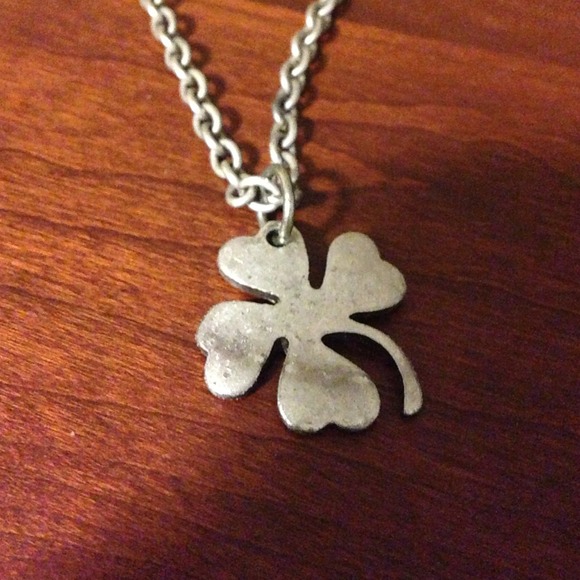 American eagle clover necklace. 🚫PP🚫Trades