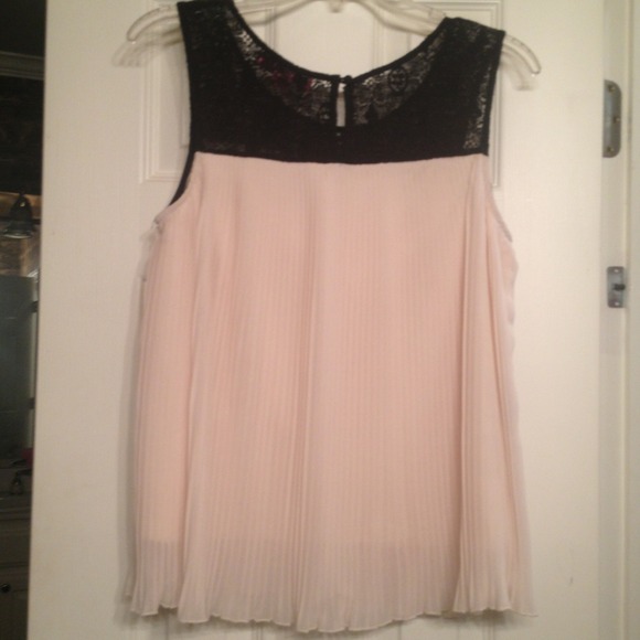 Pleated Feminine Top - Picture 3 of 3
