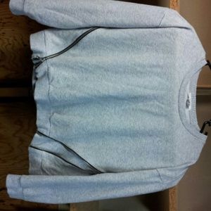 Gray sweatshirt with two chic zippers