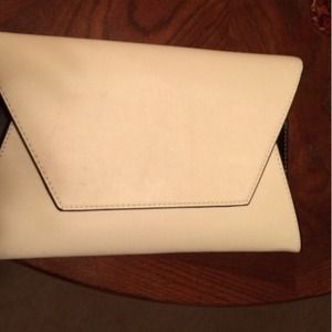 10% off today only!! Zara- White and Black Clutch