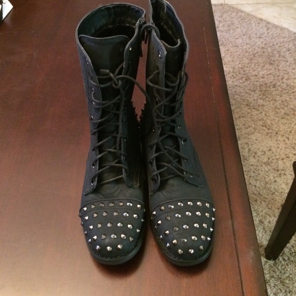 Studded boots - Picture 2 of 4