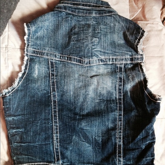 ❌Trading❌ NWT Distressed Denim Vest💖 - Picture 2 of 3
