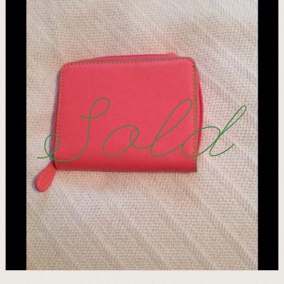 ❤️📦👛SOLD👛📦❤️Pink Wallet with Green Piping - Picture 1 of 3