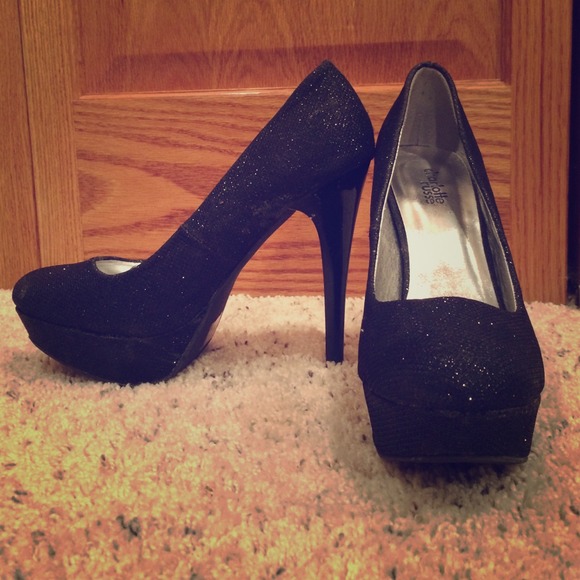 Black pumps