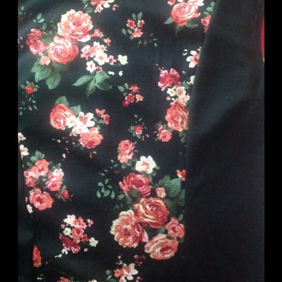 FLIRTY FLORAL DRESS - Picture 3 of 4