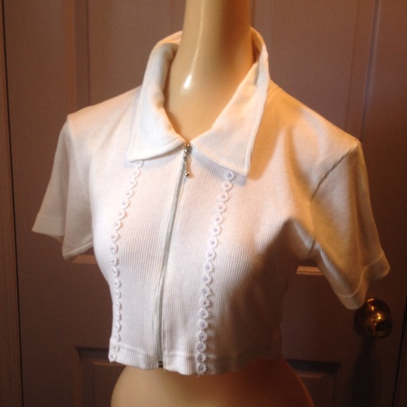 🌀FLOWER DETAIL ZIP UP CROP TOP🌀