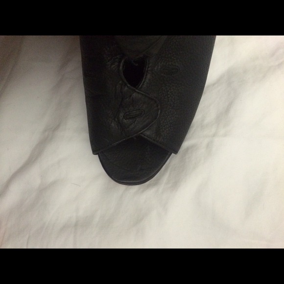 Manolo Blahnik leather peeptoe booties - Picture 3 of 4