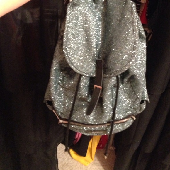 BLUE SPARKLE VS BACKPACK