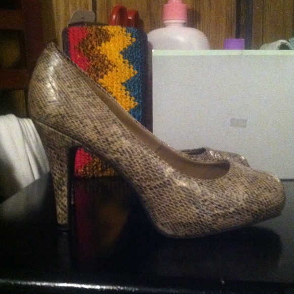 I'm sale in this nice pumps I don't use anymore.