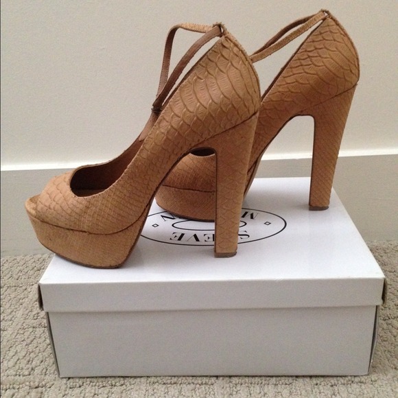 Steve Madden Tan Sandals - Picture 2 of 3