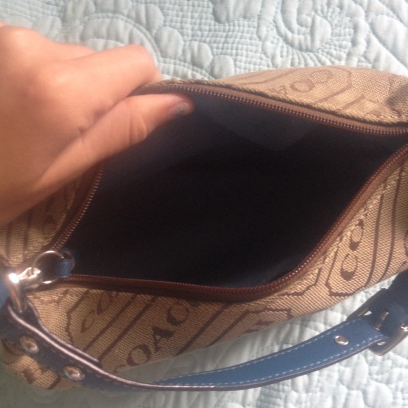 Small Coach purse - Picture 2 of 4