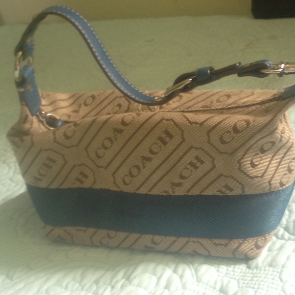 Small Coach purse - Picture 3 of 4