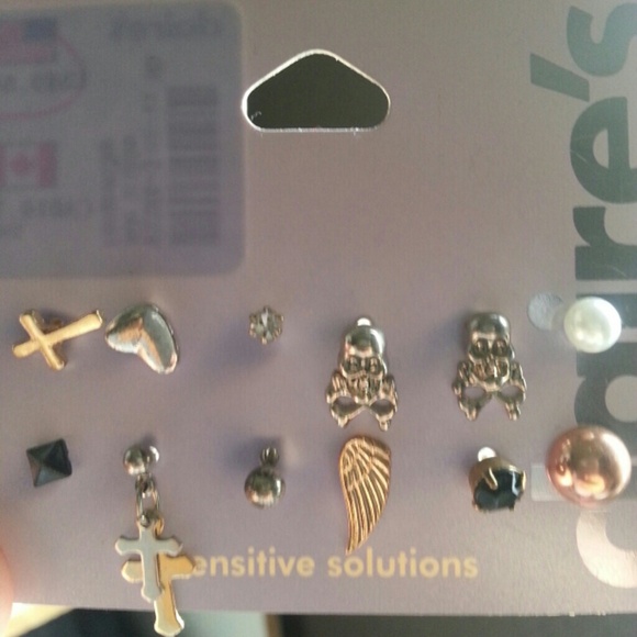 Mulitple earings - Picture 1 of 1
