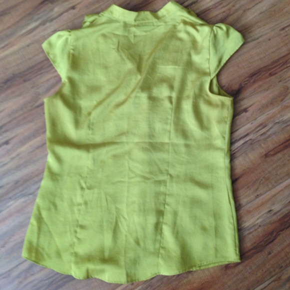 Cute Ruffe top - Picture 3 of 4