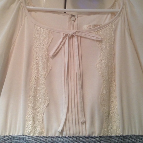 One piece dress, lace details on white blouse - Picture 2 of 4