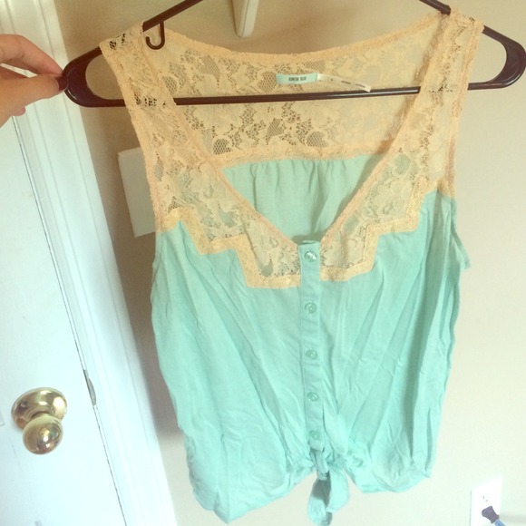 Adorable crop shirt perfect for summer!!