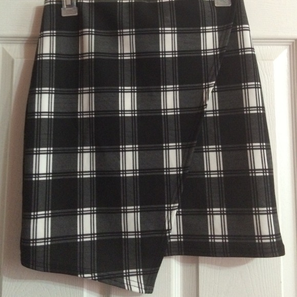 White and black plaid asymmetrical skirt