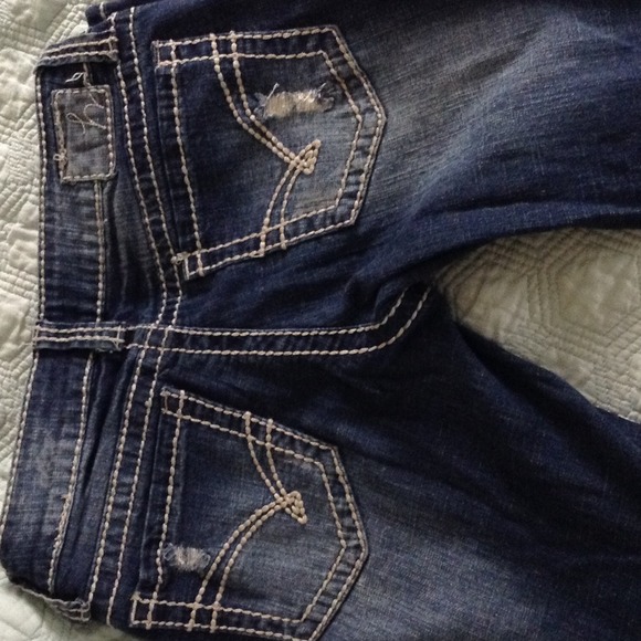 Ripped skinny jeans. - Picture 3 of 4