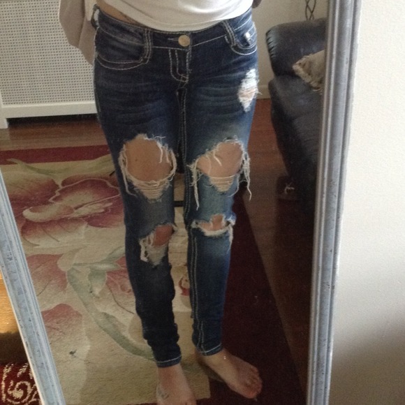 Ripped skinny jeans. - Picture 4 of 4
