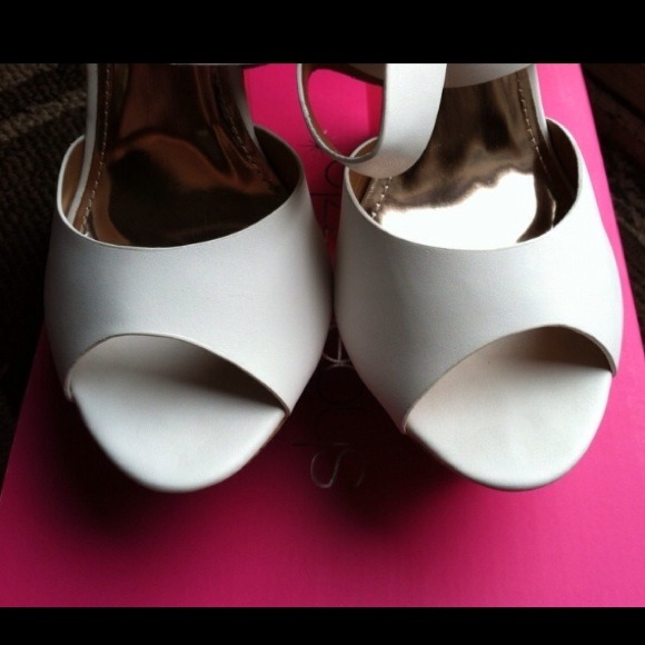 NWOT Unique sky-high foil wedges! - Picture 2 of 4