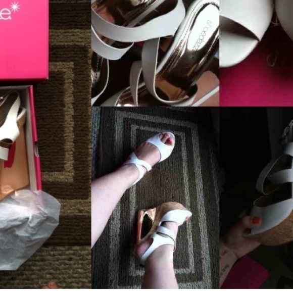 NWOT Unique sky-high foil wedges! - Picture 4 of 4