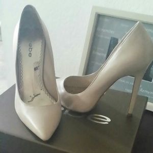 Nude pumps