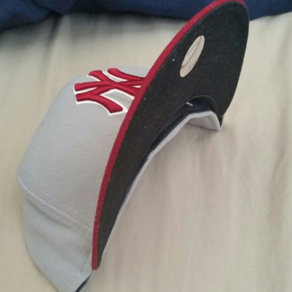 New Era  New York Yankees maroon hat - Picture 2 of 2