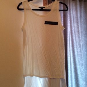 Sleeveless high -low top